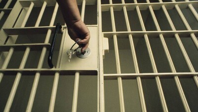 Пнувшую полицейского жительницу Усть-Каменогорска освободили от ответственности