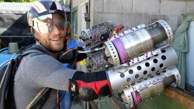 Британец сделал летающий костюм Железного человека