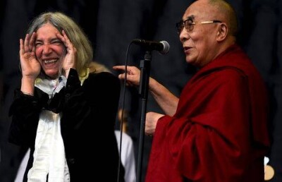 Далай-лама посетил знаменитый британский рок-фестиваль в Англии