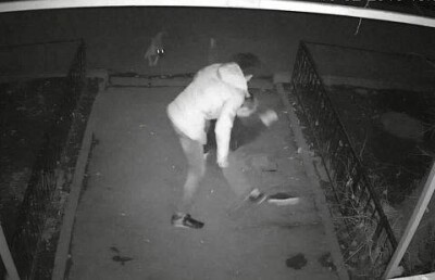 Обнародовано видео, как известный в Алматы дизайнер избивает отвёрткой мужчину