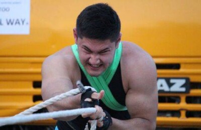 На чемпионате по силовому экстриму в Уральске тягали "КамАЗ"