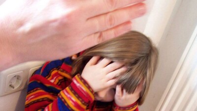 В Павлодаре 7-летняя девочка пожаловалась учителям на жестокую мать 