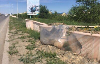В Атырау развалилась клумба за полмиллиона тенге, установленная к приезду Нурсултана Назарбаева