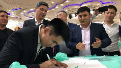 Казахстанский боец Арман Ашимов на собственной свадьбе подписал контракт с M-1 Global