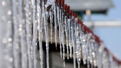 Глыба льда, упавшая с крыши ТРЦ, раздавила авто в Уральске 