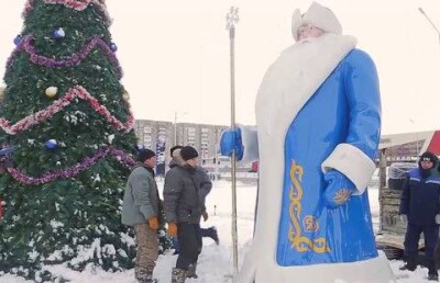 Карагандинец продал машину ради подарка городу - огромной фигуры Деда Мороза