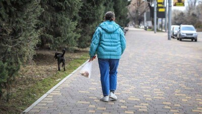 "Люди нас боятся, как будто испачкаешь их". Почему казахстанцы стигматизируют заражённых Covid-19