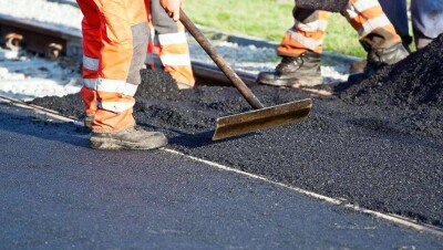 В Алматы рабочие испортили новый асфальт из-за конфликта с руководством подрядной организации