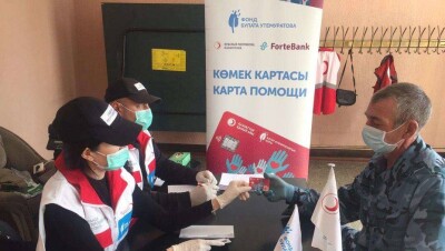 Фонд Булата Утемуратова раздал карты помощи пострадавшим от паводков в СКО и Костанайской области