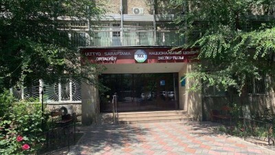 Причиной заражения лаборантов НЦЭ в Алматы назвали контакт с людьми, находящимися под арестом и следствием