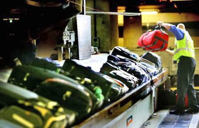 Сотрудники авиакомпании SCAT лично проверяют багаж в аэропорту Шарм-эль-Шейха