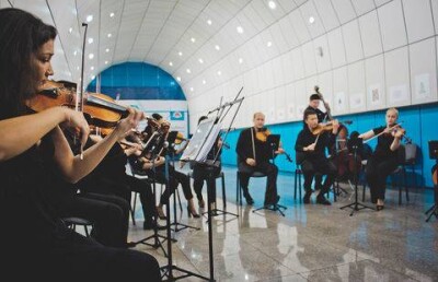 В алматинском метро музыканты провели камерный концерт 