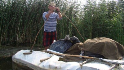 Костанайские инструкторы по экстремальному выживанию потонули на лодке из веток и скотча