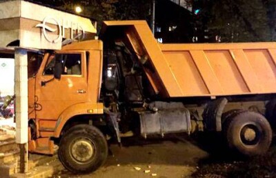 "КамАЗ" въехал в салон красоты в Алматы 