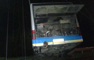 Маршрутный автобус повис на мосту в Алматы