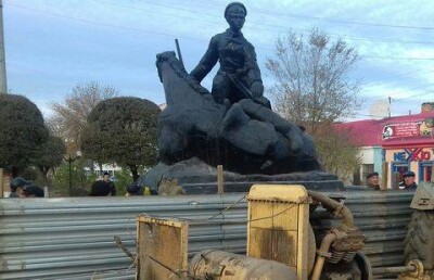 В Уральске перенесут памятник пионеру-герою