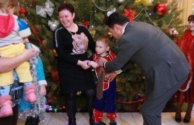 Свой галстук подарил ребёнку аким Павлодара на новогодней ёлке