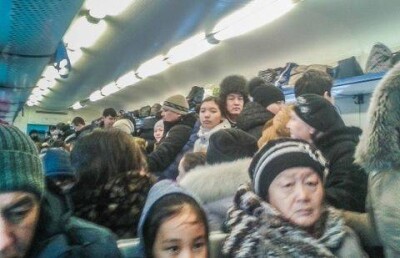 В тесноте, да не в обиде едут пассажиры в электричках в Казахстане