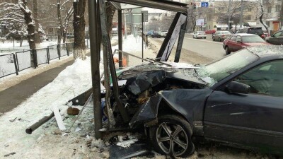 Автомашина снесла две остановки в Алматы