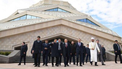 Нурсултан Назарбаев посетил футуристическую мечеть в Сарыаркинском районе Астаны