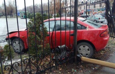 Mazda снесла светофор и врезалась в ограждение здания в Алматы 