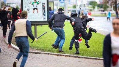 В Минске неизвестные в штатском задерживают протестующих, применяя дубинки