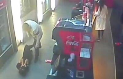 В Астане клиент кинотеатра "вырубил" продавщицу поп-корна ударом ноги