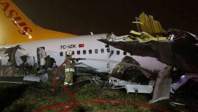 В Стамбуле самолёт при посадке развалился на части, три человека погибли, почти все ранены