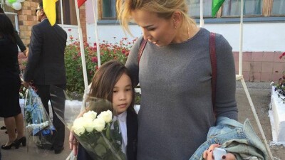 Мама изгнанной со школьной линейки первоклассницы требует перевода в другой класс