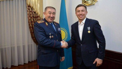 Ерлан Тургумбаев наградил Геннадия Головкина медалью МВД