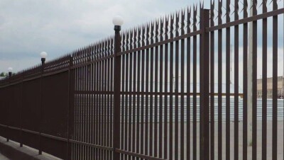 На заправке КМГ в Астане поставили забор, преграждающий детям дорогу в школу