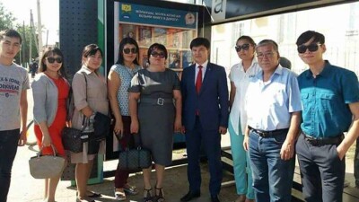 В Уральске на остановках появились бесплатные электронные книги