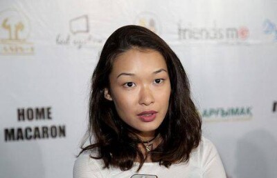 Модель из Казахстана дефилирует на подиумах Недели моды в Нью-Йорке 