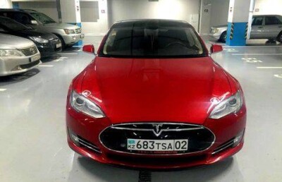 Алматинец продаёт электромобиль Tesla за пять тысяч тенге