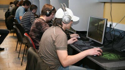 За ночные забавы детей штраф грозит компьютерному клубу в Аксу 