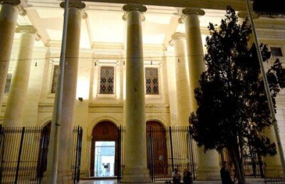 Пьяный казахстанец напал с ножом на людей в городе Слима на Мальте