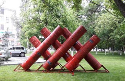 Яйцо, конская голова и валяющиеся люди ошеломили посетителей парка в Шымкенте