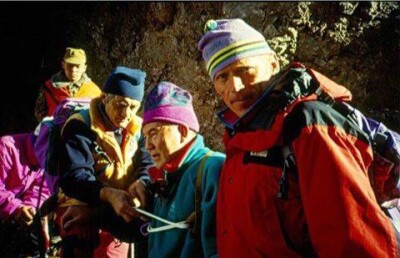 Опубликовано фото Назарбаева, покоряющего Пик Абая 