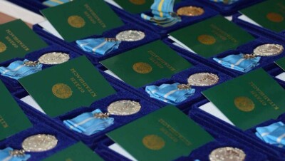 В Атырау 19 многодетных матерей наградили подвесками "Алтын" и "Күміс алқа"