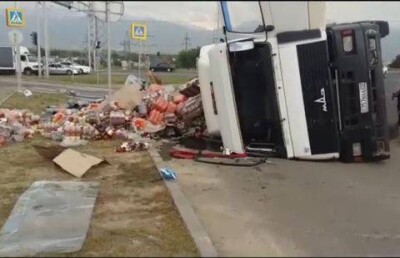 Грузовик с пивом и газировкой перевернулся в Алматы