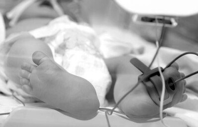 Найденная в мешке девочка умерла в Капшагае, полиция переквалифицирует дело