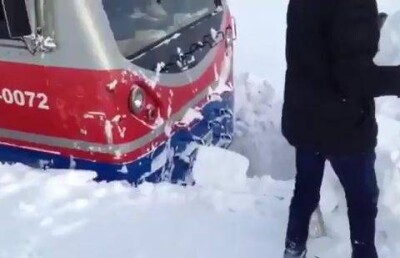Тепловоз застрял в огромном сугробе в Карагандинской области