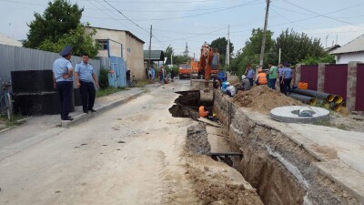 Троих рабочих завалило грунтом в Шымкенте