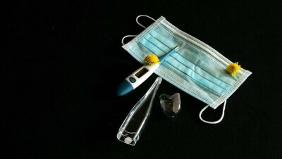 "Тәулігіне 604 мың маска өндірілуде". Ақпарат министрі сұрақтарға жауап берді
