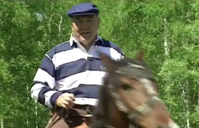 Акорда опубликовала архивное видео Назарбаева на конной прогулке