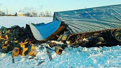 Полицейские СКО охраняют перевернувшийся прицеп с 12 тоннами алкоголя