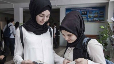 Из-за приказа о запрете платков в школе в Уральске подали в суд на МОН РК