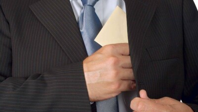 Взятки от 500 тенге брал инспектор АПК с продавцов на рынках Нур-Султана