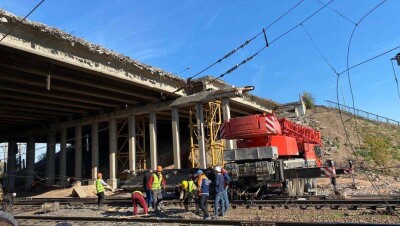 В Нур-Султане обрушилась балка моста "Горбатый". Она упала на железнодорожные пути