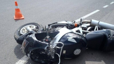 Близ Алматы байкер сбил двух выбежавших на дорогу пешеходов